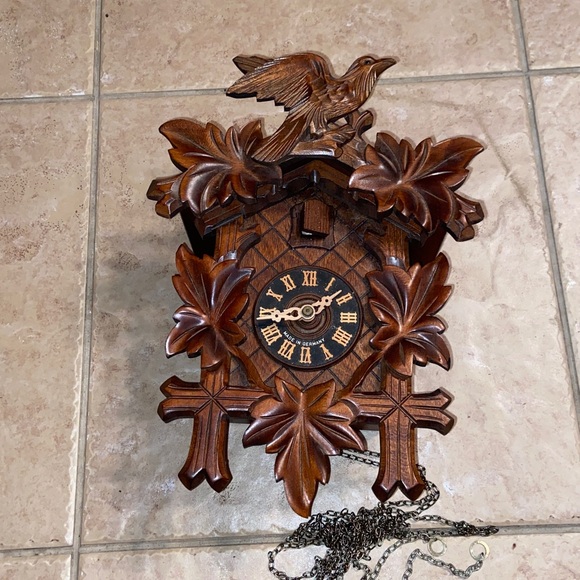 Vintage Traditional German Cuckoo Clock Hand-Carved Leaves & bird Black Forest - Picture 2 of 15